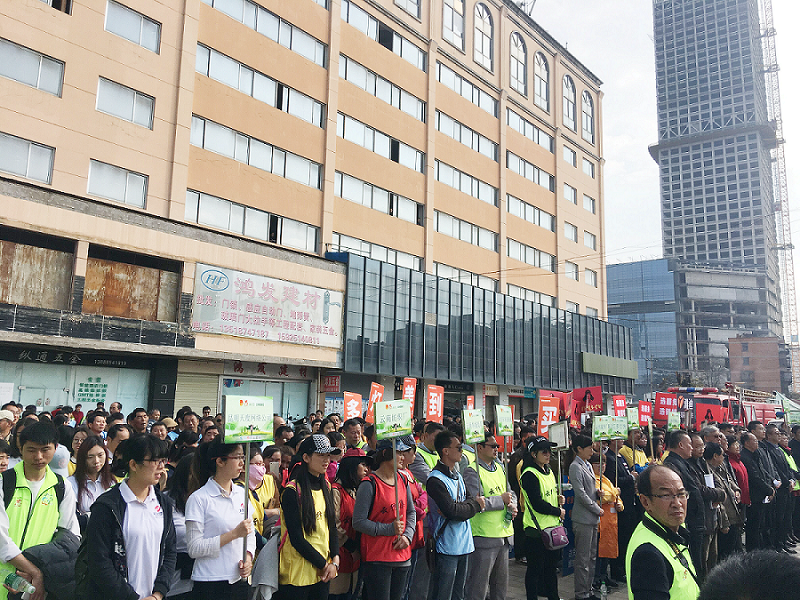 2017年3月5日，是我国第54个学雷锋纪念日。3月份的春天万物复苏，百花齐放。阳光透过淡薄的云层照耀着大地，它的万道金光愉快地普照着万物。春风拂面,是那么清柔,那么亲切,就像是雷锋的精神一直温暖着、鼓舞着我们!