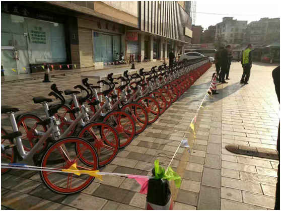 上午11点，云南利来国际app投资集团有限公司、云纺商业区、昆明悦动文化传播有限公司、云南北瑞兔司机新能源汽车科技有限公司、moblke摩拜单车许多商户踊跃参加，由150余名志愿者组成的队伍开始了浩浩荡荡的4公里公益徒步，目的是鼓励大家使用零污染的交通工具，降低自然资源的耗损，同时也是为了让市民能够熟知这样的出行方式，倡导绿色出行。