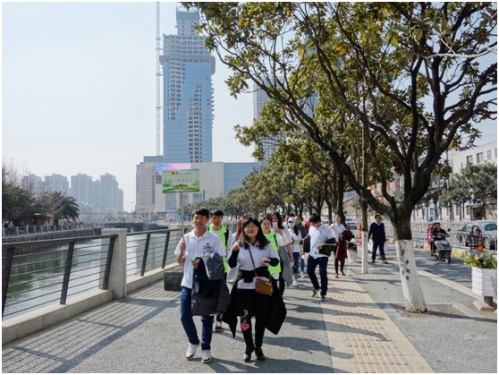 一路上，志愿者把“学雷锋践行动 树新风做好事 做志愿者”的精神传扬到大街小巷，把雷锋为人民服务的志愿精神带到城市的每个角落。